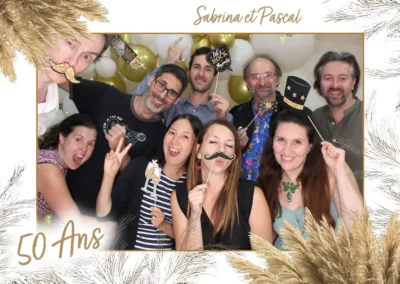 Animation photobooth à Reims pour un anniversaire 50 ans avec accessoires festifs
