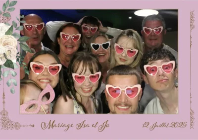 Animation photobooth mariage à Reims avec invités portant lunettes cœur lors du mariage Isa et Jo